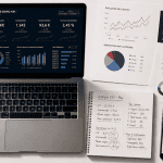 kpi e commerce sur bureau avec graphiques