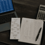 z de caisse sur bureau commerçant avec calculatrice et carnet