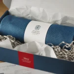 Emballage e commerce : textile calé en boîte carton rigide
